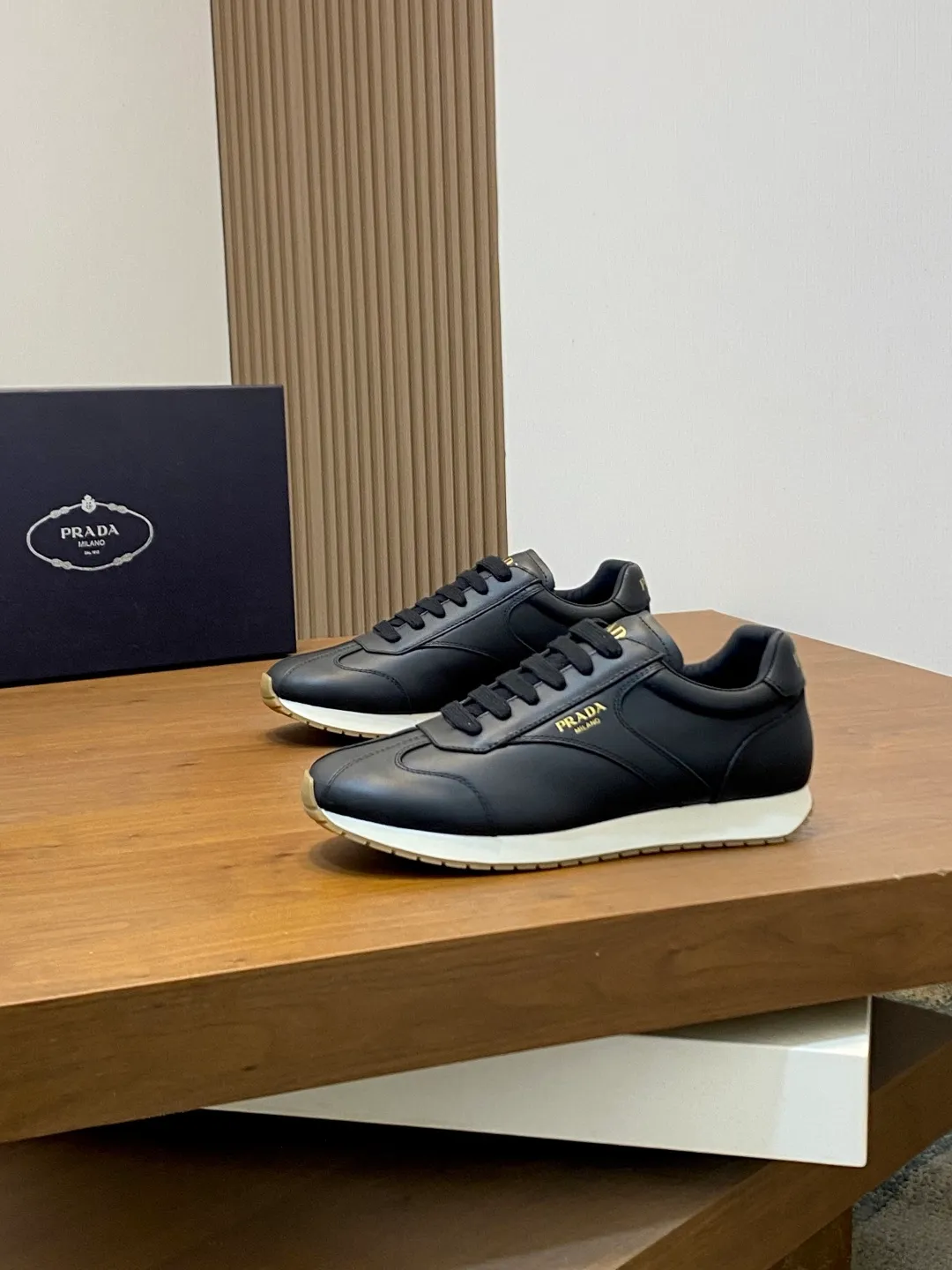 Men's shoes 💰740 Prada/Prada's new men's spliced ​​casual sports shoes. These sports shoes use exquisite stitching technology to outline a unique geometric texture, and contemporary lines and details reinterpret the classic sports style. The upper is made of ultra-official material, and the lining is full cowhide. It is lightweight, breathable, practical and versatile. The tongue is decorated with the Prada Milano logo, and the logo print is embellished with the laces. It is paired with a 2.5cm two-color rubber sole to create a comfortable wearing experience. Comes with full set of original packaging dust bag! Size: 39-40-41-42-43-44 (38, 45 customized) standard leather shoe size